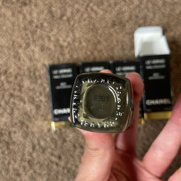 CHANEL Le Vernis 601 Mysterious Nail Polish - Picture 5 of 7